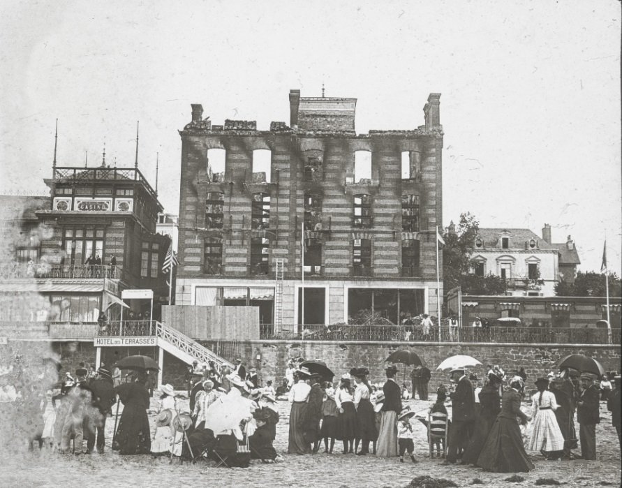 Dinard - Hôtel des Terrasses incendié en 1900.jpg