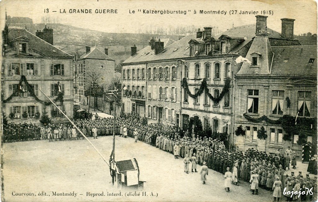 55-Montmédy-La Place soldats.jpg