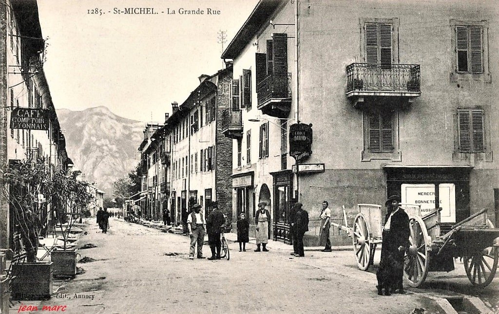 Saint-Michel-de-Maurienne - La Grande Rue.jpg