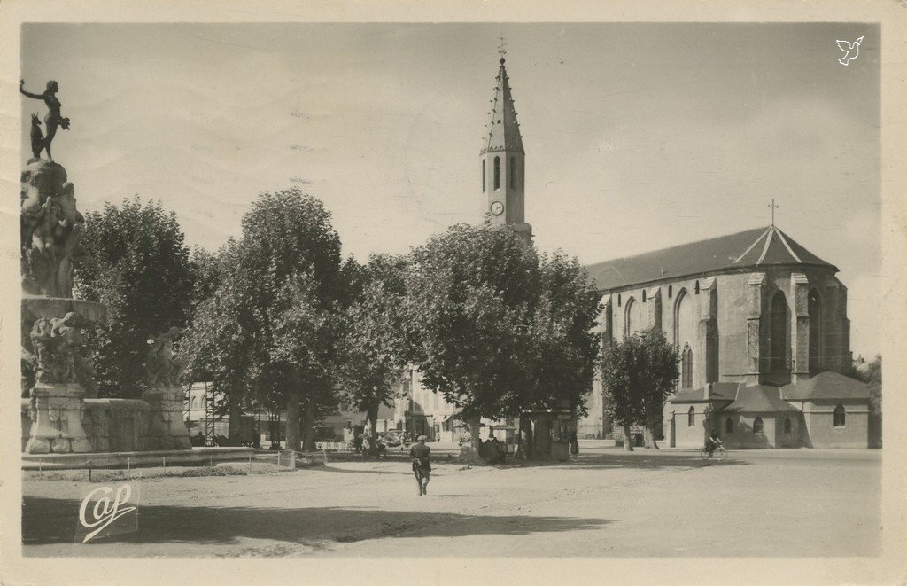 Z - 89 - Place Marcadieu - La Fontaine et l'Eglise.jpg