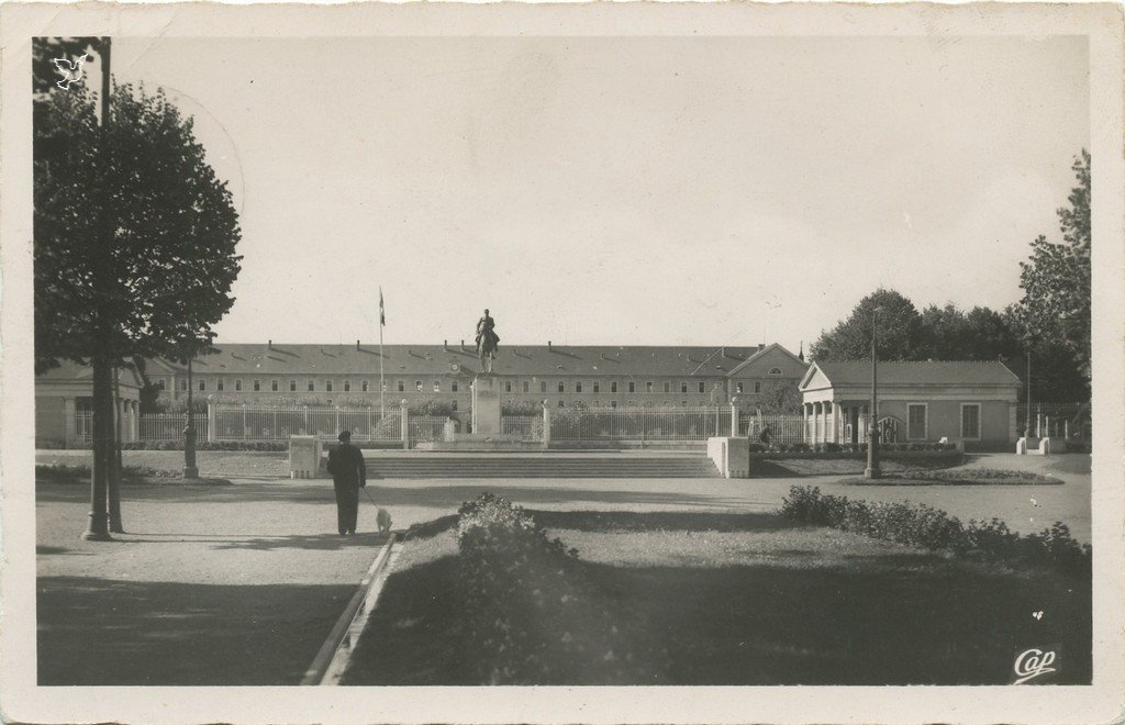 Z - 92 - Caserne Larrey et Statue de Foch.jpg