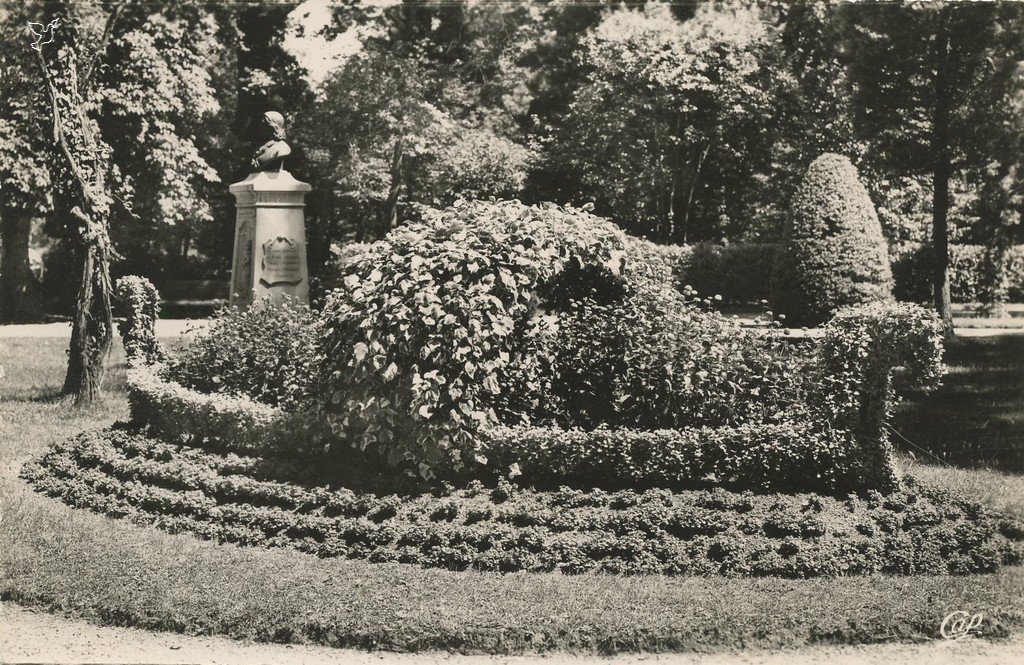 Z - 101 - Un coin du Parc Massey et Mt de Theophile Gautier.jpg