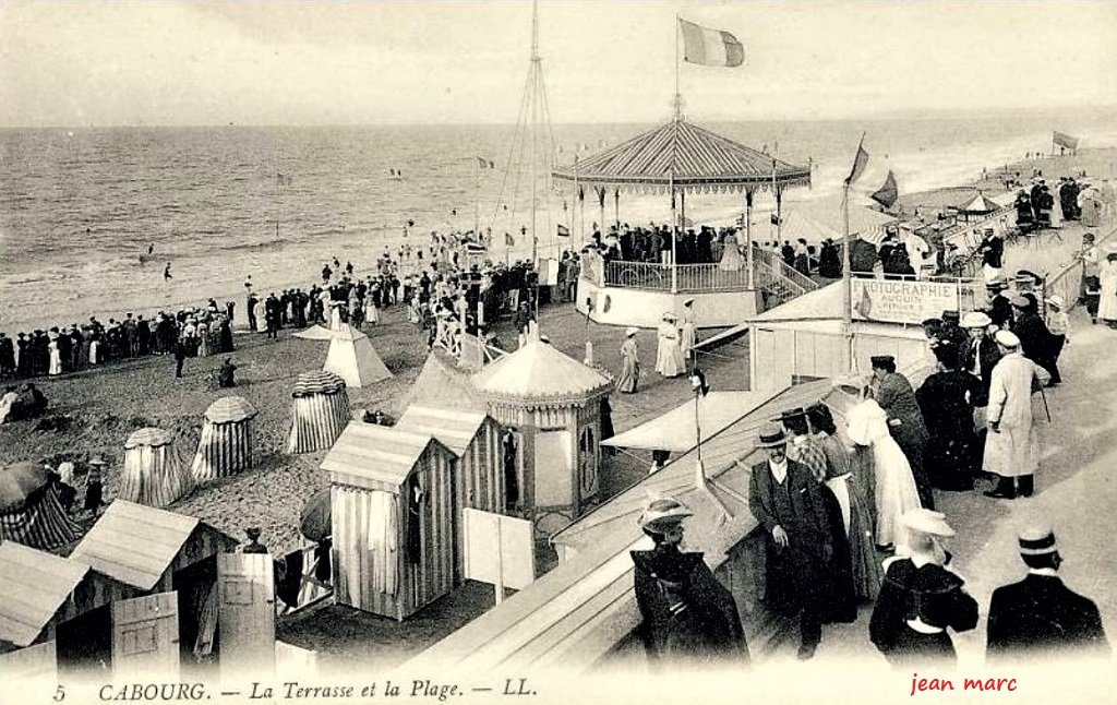 Cabourg - La Terrasse et la Plage.jpg