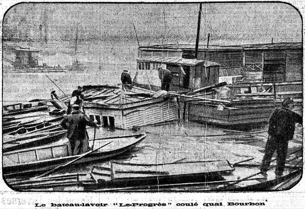 Le bateau lavoir le Progrès de M. Marguerie coulé décembre 1909.jpg