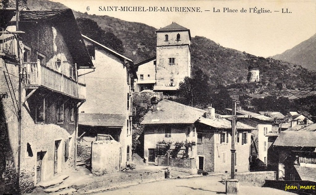 Saint-Michel-de-Maurienne - La Place de l'Eglise.jpg