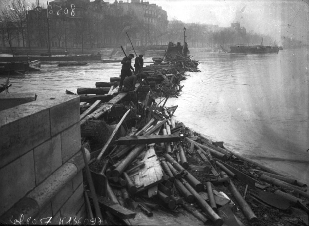 0 L'Estacade en janvier 1910 lors des inondations ((cliché agence Roll).jpg