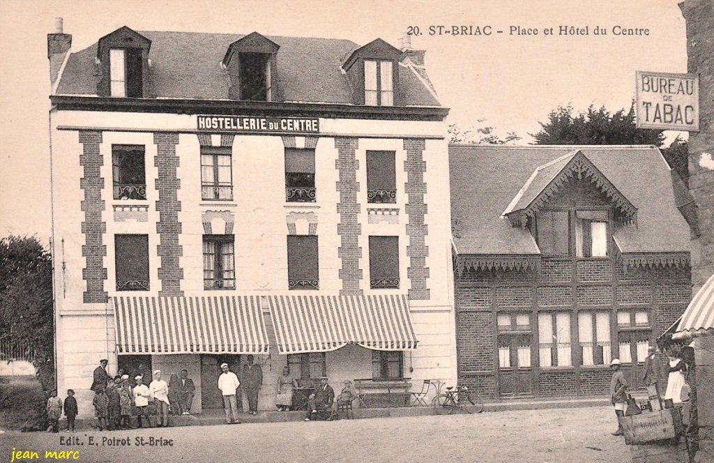 Saint-Briac - Place et Hôtel du Centre.jpg