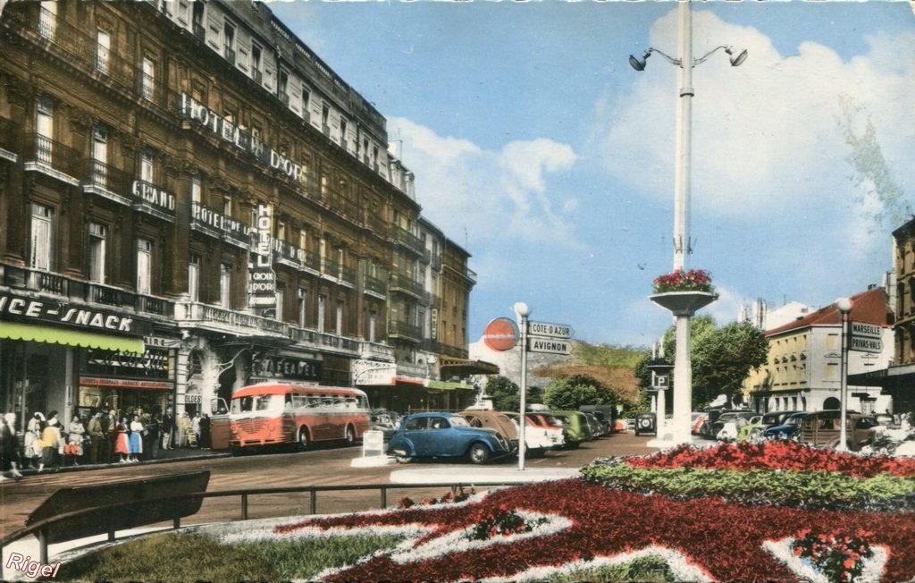 26-Valence sur Rhône Drôme - Place de la République - 39657 Editions J Cellard.jpg