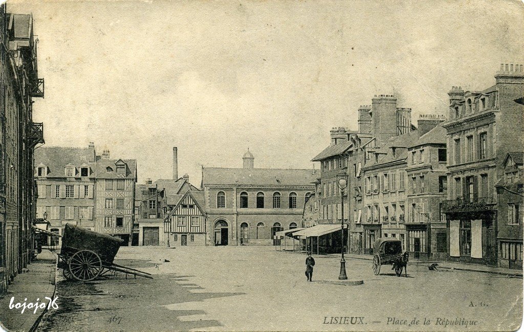 14-Lisieux-Place de la Republique.jpg