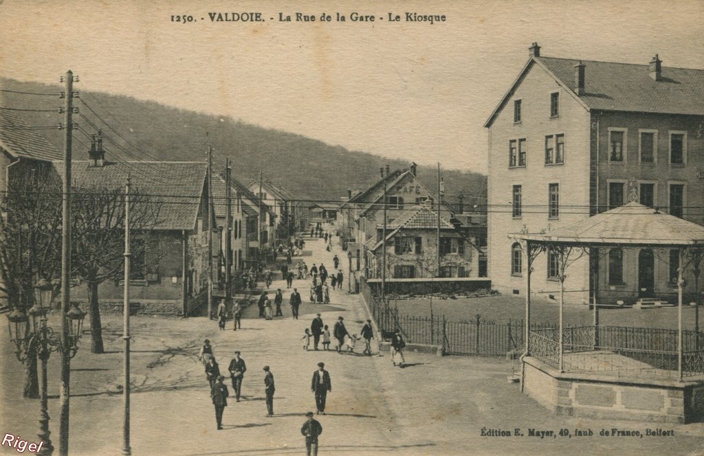 90-Valdoie - La Rue de la Gare - Le Kiosque - 1250 Edition E Mayer.jpg