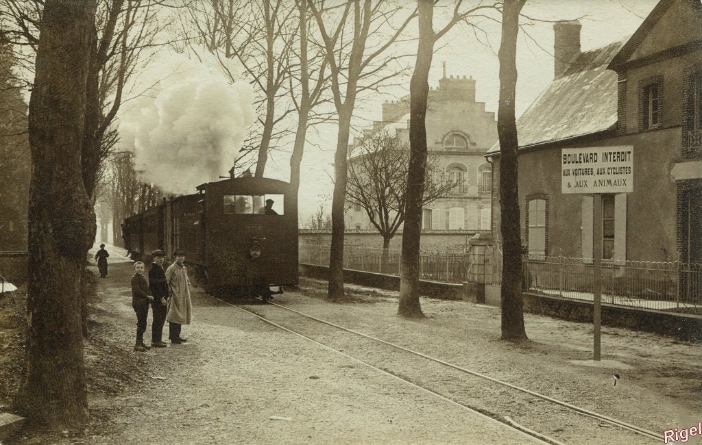 77-Donnemarie-en-Montois - Carte-Photo - Tramway sur le Boulevard - Av 1906.jpg