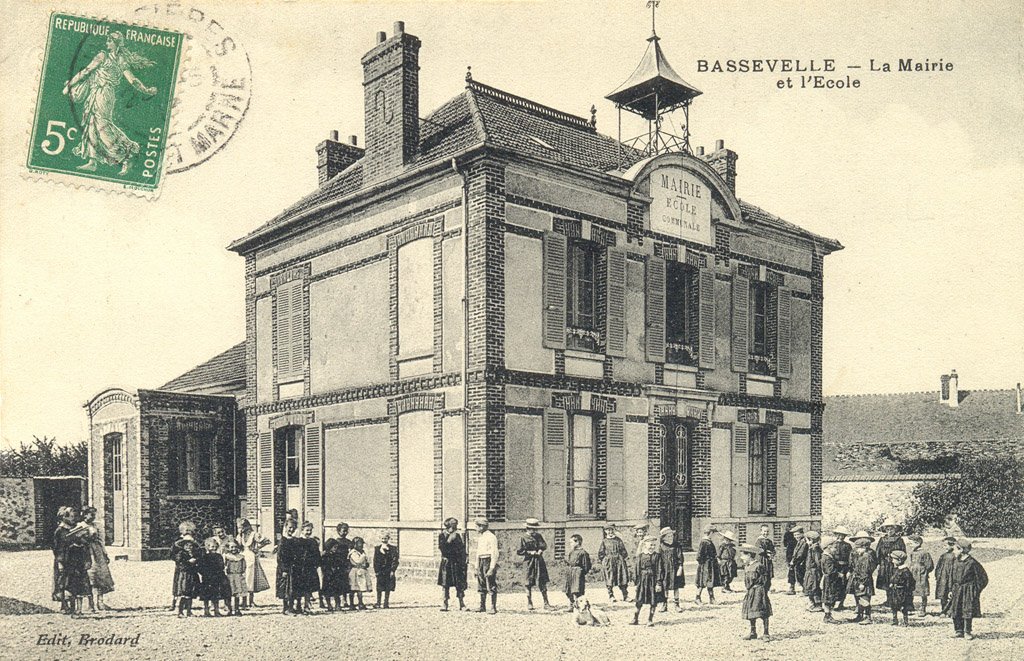 Bassevelle - La Mairie et l'Ecole.jpg