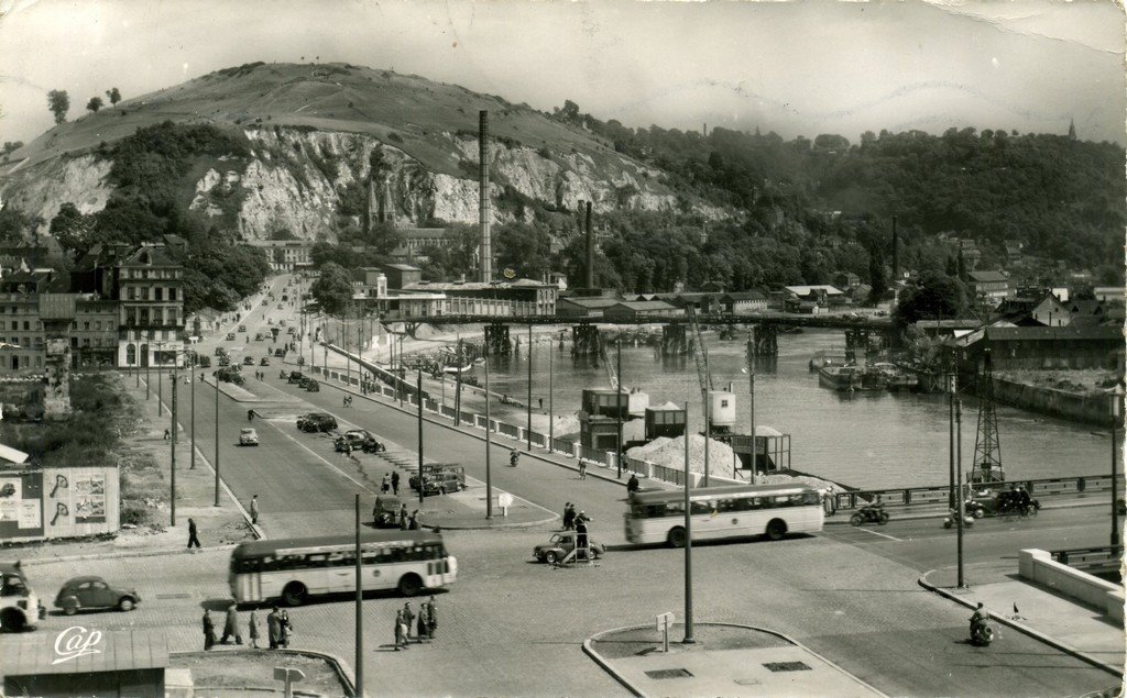 76-Rouen-Vue générale 1950 bus.jpg