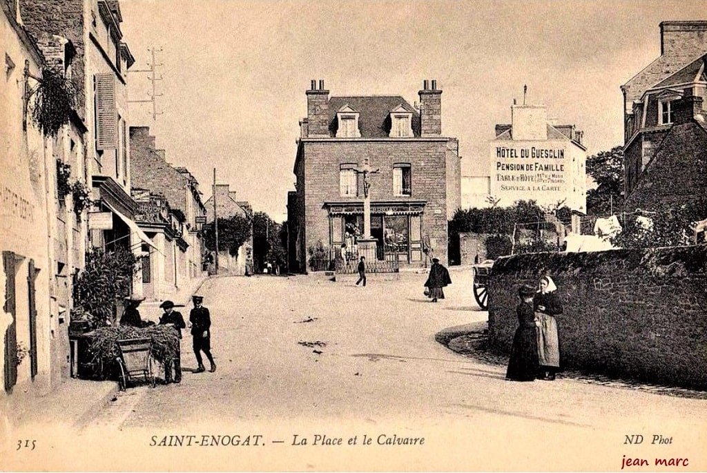 Saint-Enogat - La Place et le Calvaire 315.jpg