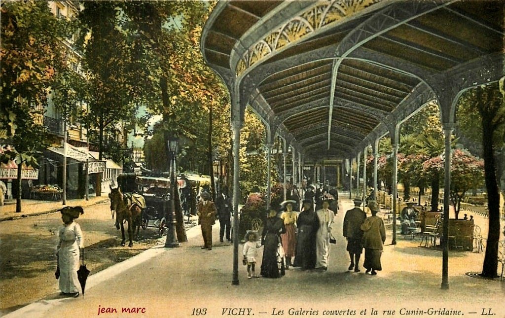 Vichy - Les Galeries couvertes et la rue Cunin Gridaine.jpg