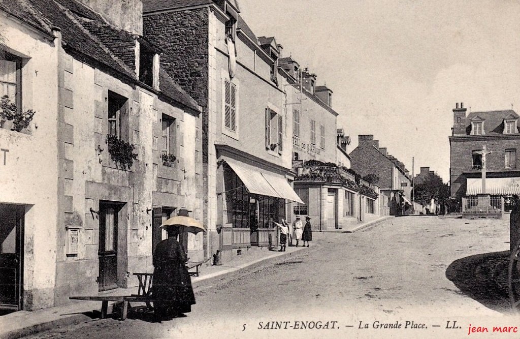 Saint-Enogat - La Grande Place.jpg