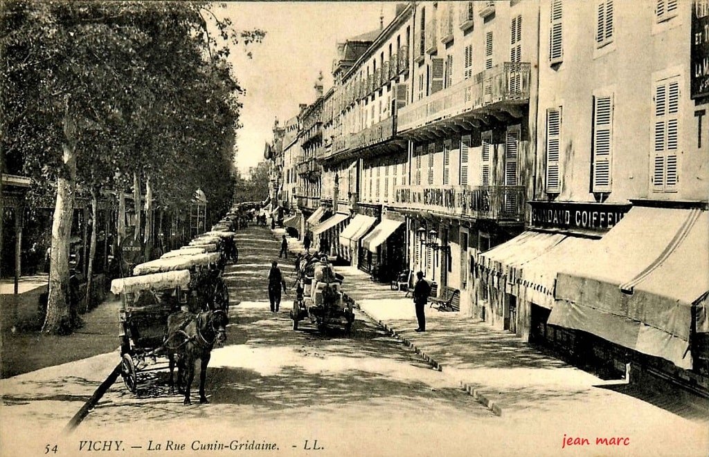 Vichy - La rue Cunin Gridaine (54 LL).jpg