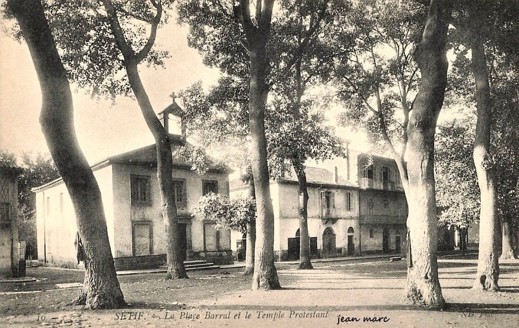 Sétif - La Place Barral et le Temple protestant.jpg