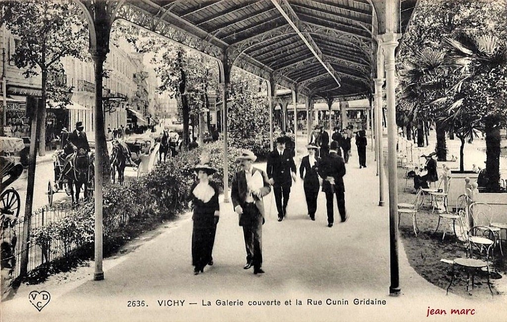 Vichy - La Galerie couverte et la rue Cunin Gridaine.jpg
