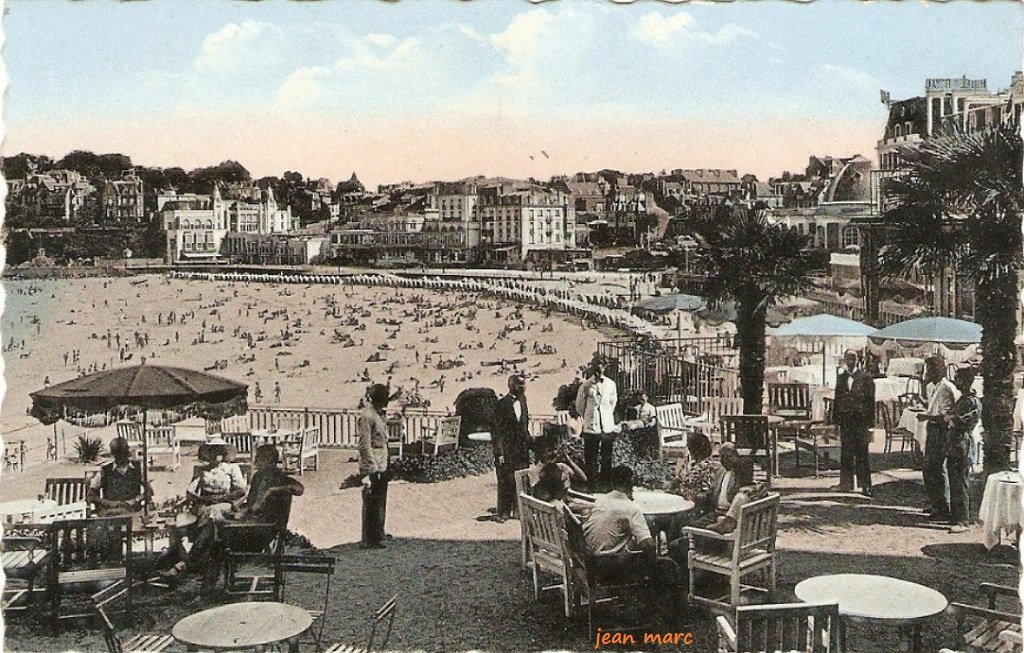 Dinard - La Plage vue de la terrasse du Crystal Hôtel (CAP 71).jpg