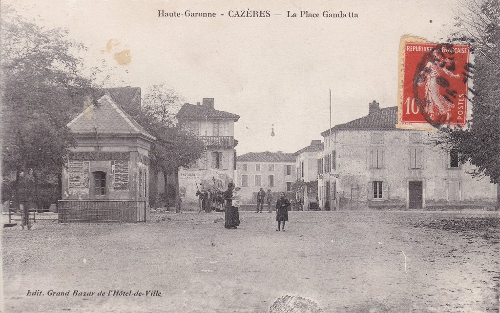 Cazères - La place Gambetta.jpg