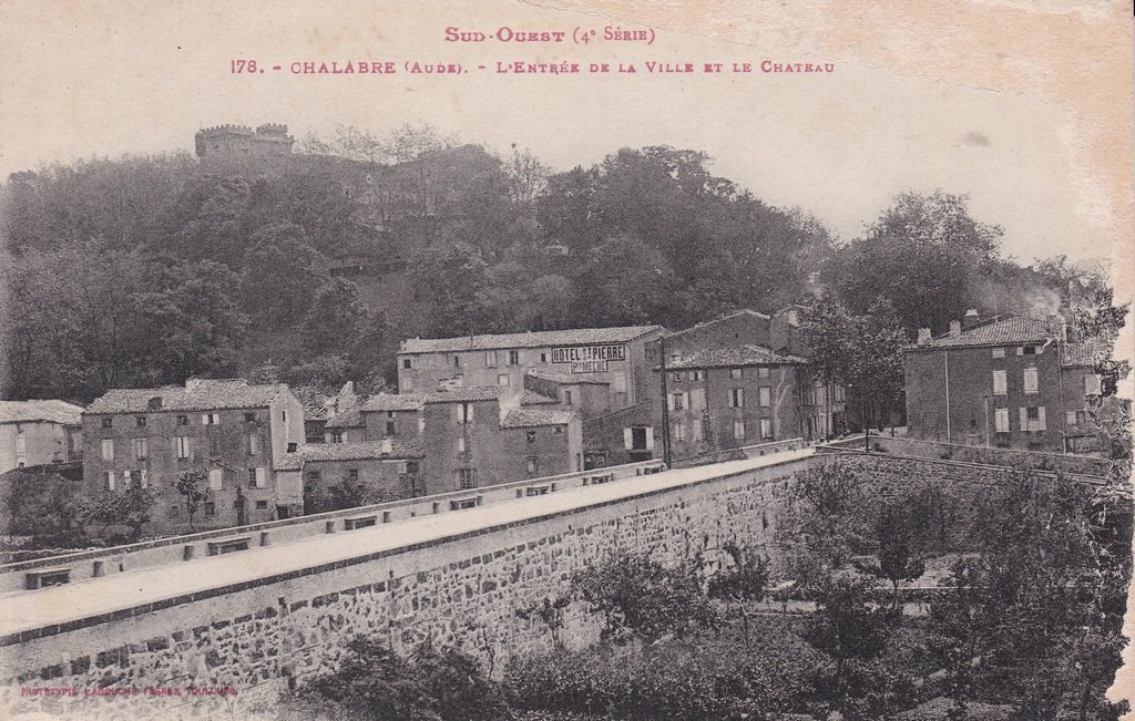 Chalabre - L'Entrée de la Ville et le Château.jpg