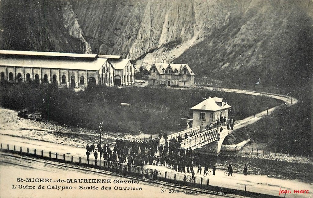 Saint-Michel-de-Maurienne - L'Usine de Calypso - Sortie des ouvriers (Coll. L. Grimal).jpg