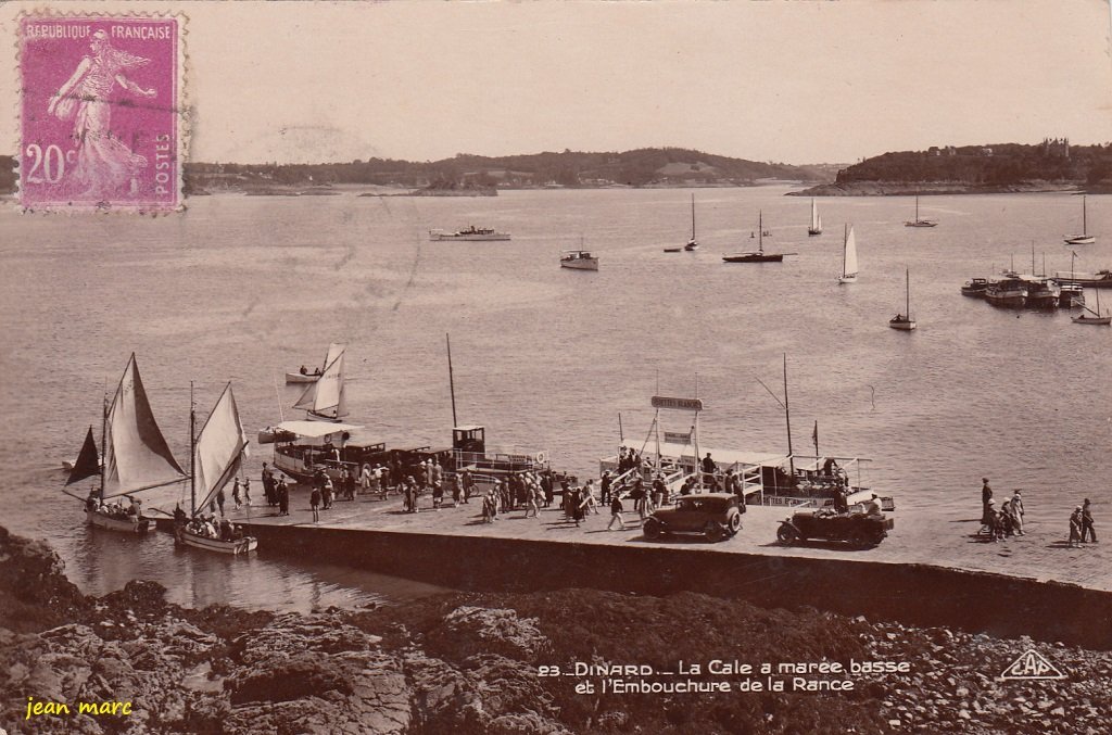 Dinard - La Cale à marée basse et l'embouchure de la Rance.jpg