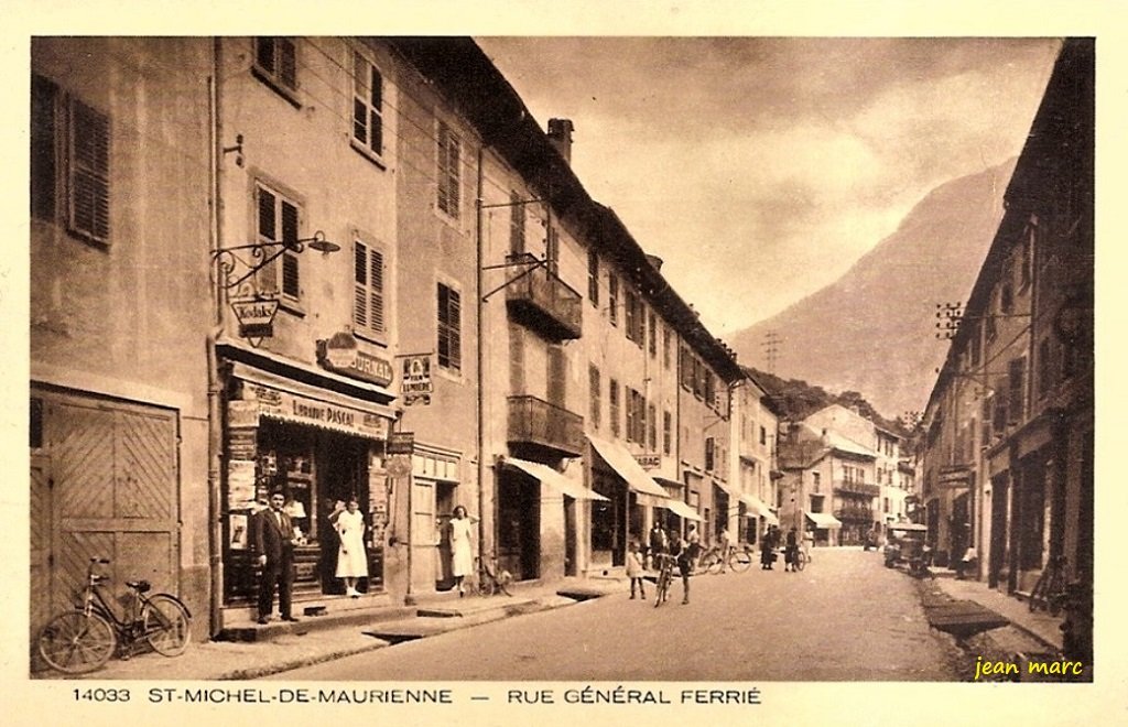 Saint-Michel-de-Maurienne - Rue Général Ferrié.jpg