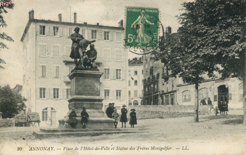 07-Annonay - Place hôtel de Ville statue - 20 LL.jpg