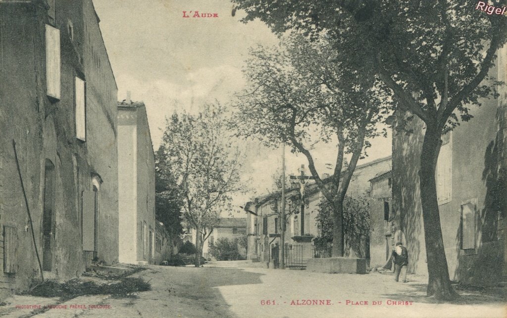 11-Alzonne - Place du Christ - 661 Phot Labouche Frères.jpg