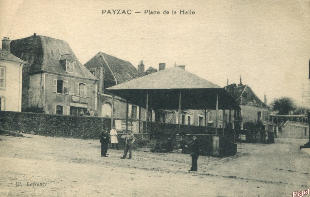 24-Payzac - Place de la Halle - Cl Lafrance.jpg