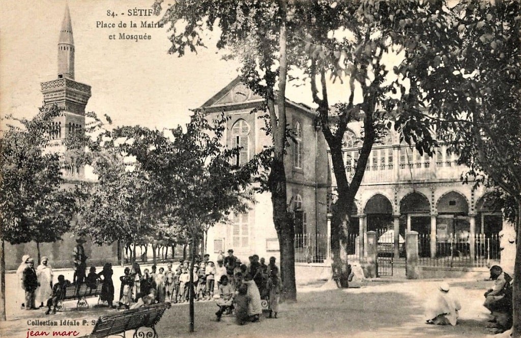 Sétif - Place de la Mairie et Mosquée.jpg