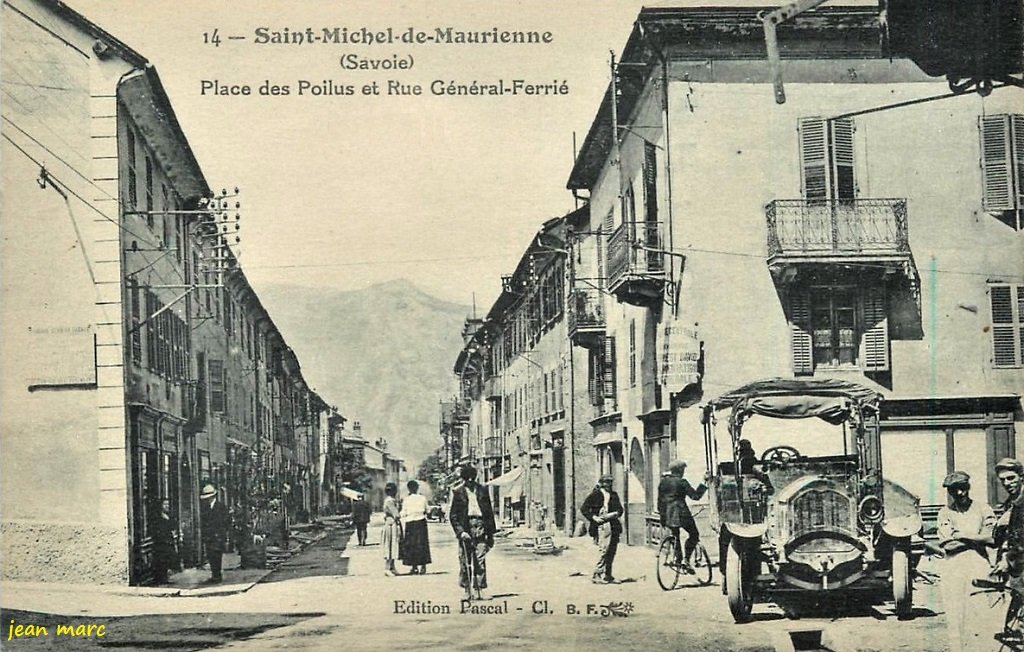 Saint-Michel-de-Maurienne - Place des Poilus et rue du Général Ferrié.jpg