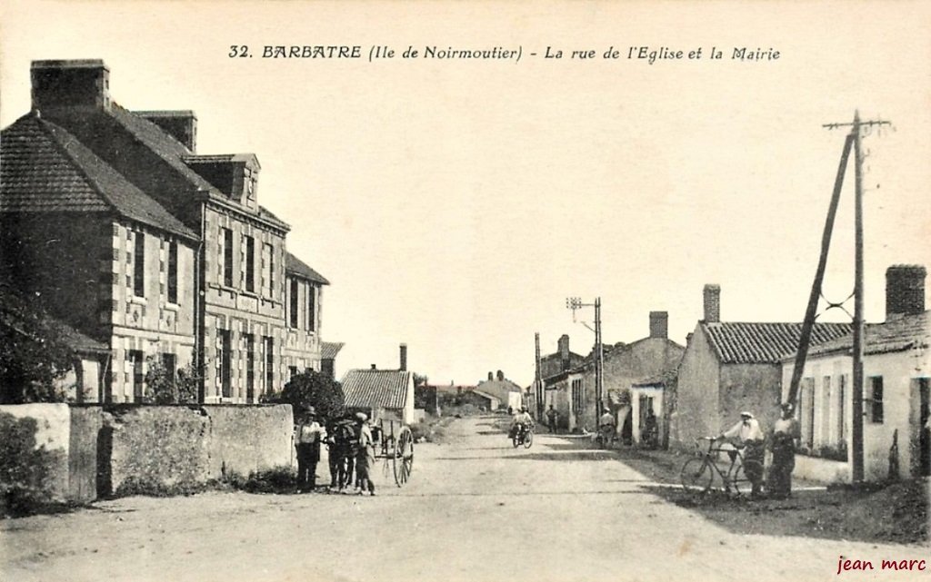 Barbâtre - La rue de l'Eglise et la Mairie.jpg