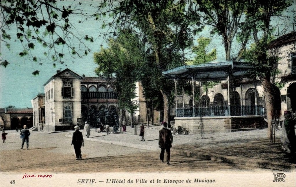 Sétif - L'Hôtel de Ville et le Kiosque de musique.jpg