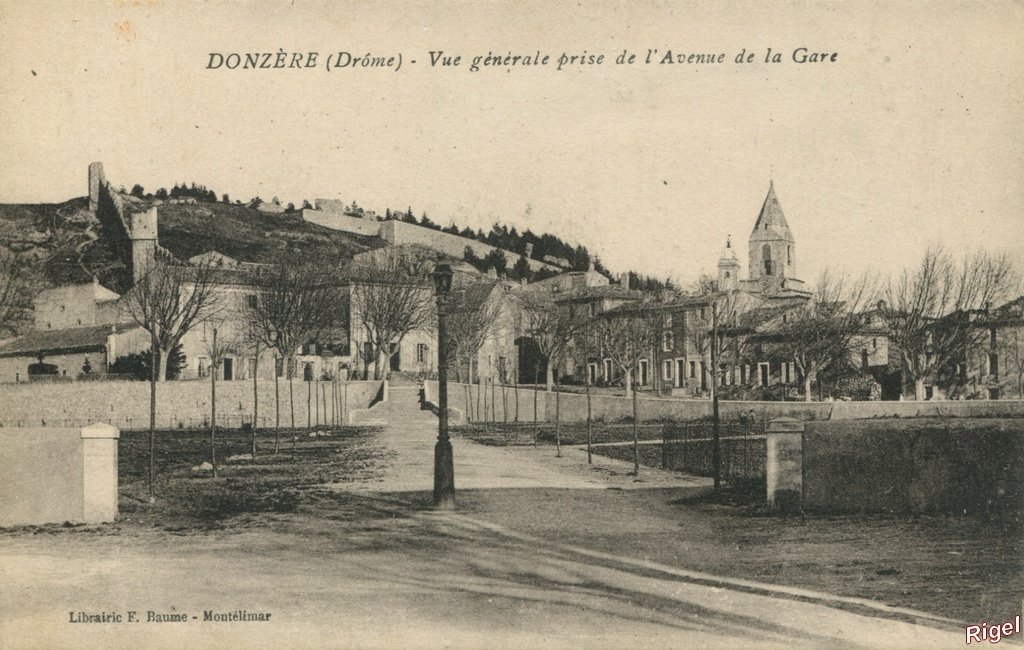 26-Donzère - Vue générale av de la gare.jpg