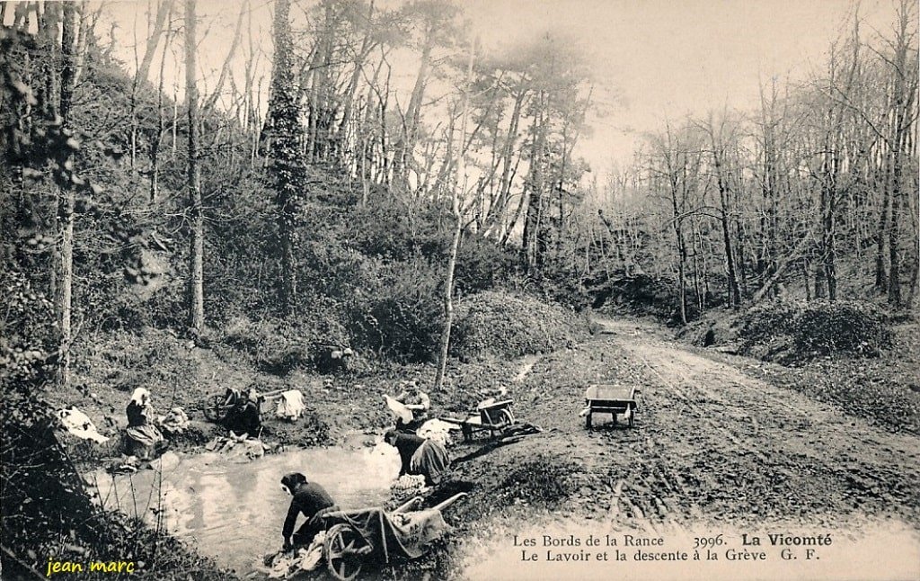 La Vicomté - Le Lavoir et la descente à la grève (noir et blanc).jpg