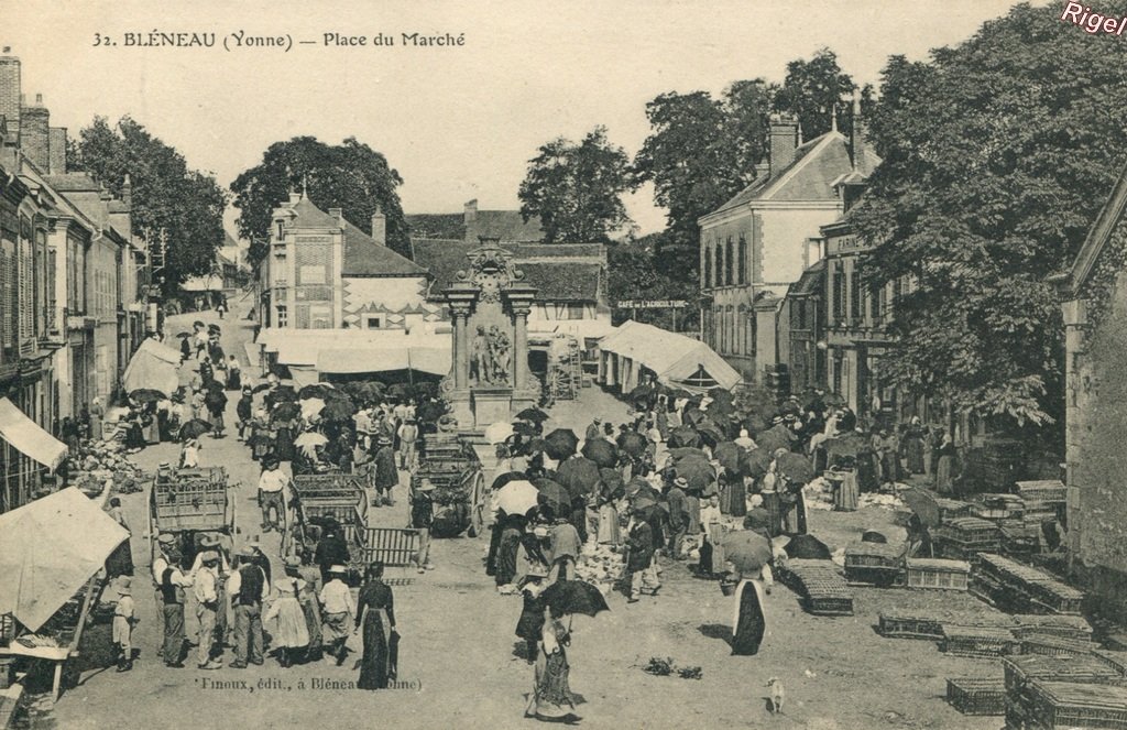 89-Bléneau - Place du Marché - 32 Finoux édit.jpg