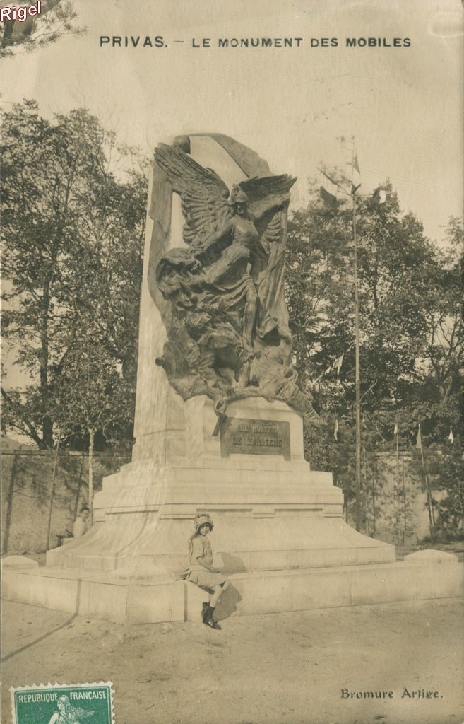 07-Privas - Monument des Mobiles - Bromure Artige.jpg