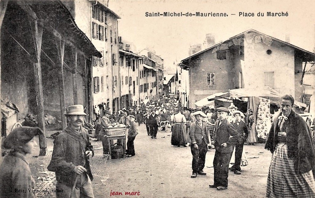 Saint-Michel-de-Maurienne - Place du Marché.jpg