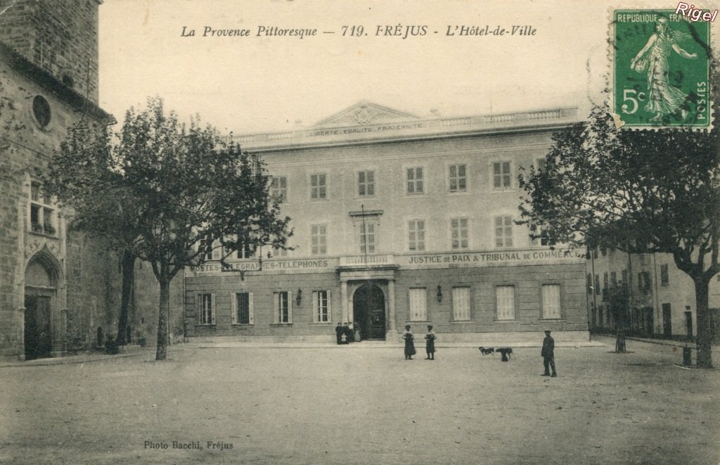 83-Fréjus - Hôtel de Ville - 719 Photo Bacchi.jpg