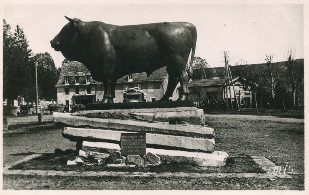 12-Laguiole Aveyron - Monument du Taureau par Guyo - n°2526 Edit. MYS.jpg