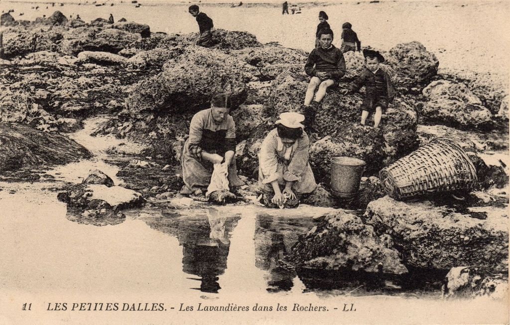 76 - LES PETITES DALLES - 11 - Les Lzavandières dans les Rochers - Coll. Antoine - LL -  01-03-23.jpg