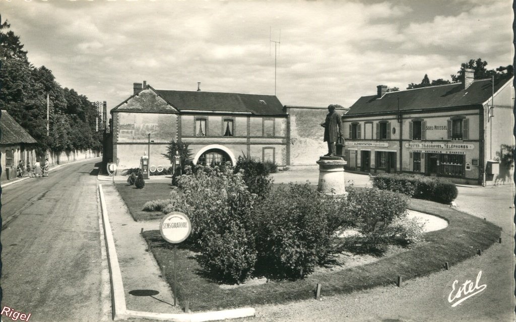 28-Sorel-Moussel - La Place de la Poste.jpg