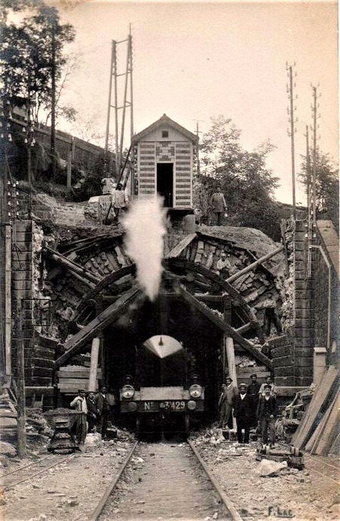 Loco sortant d'un tunnel-600-10-09-14.jpg