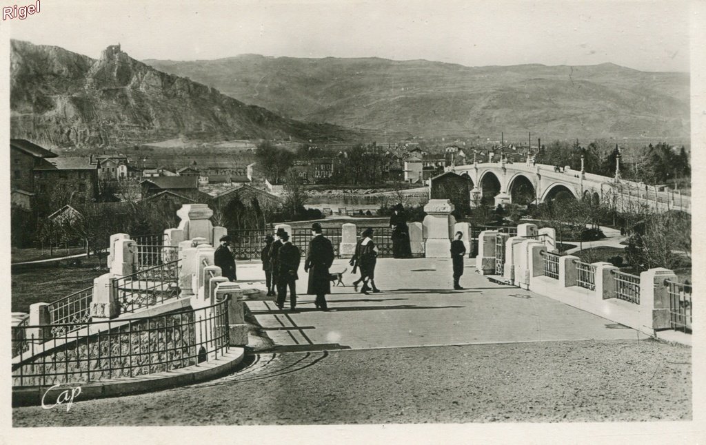 Valence - Le Parc Jouvet - Le Pont et le Château de Crussol - 5 CAP.jpg