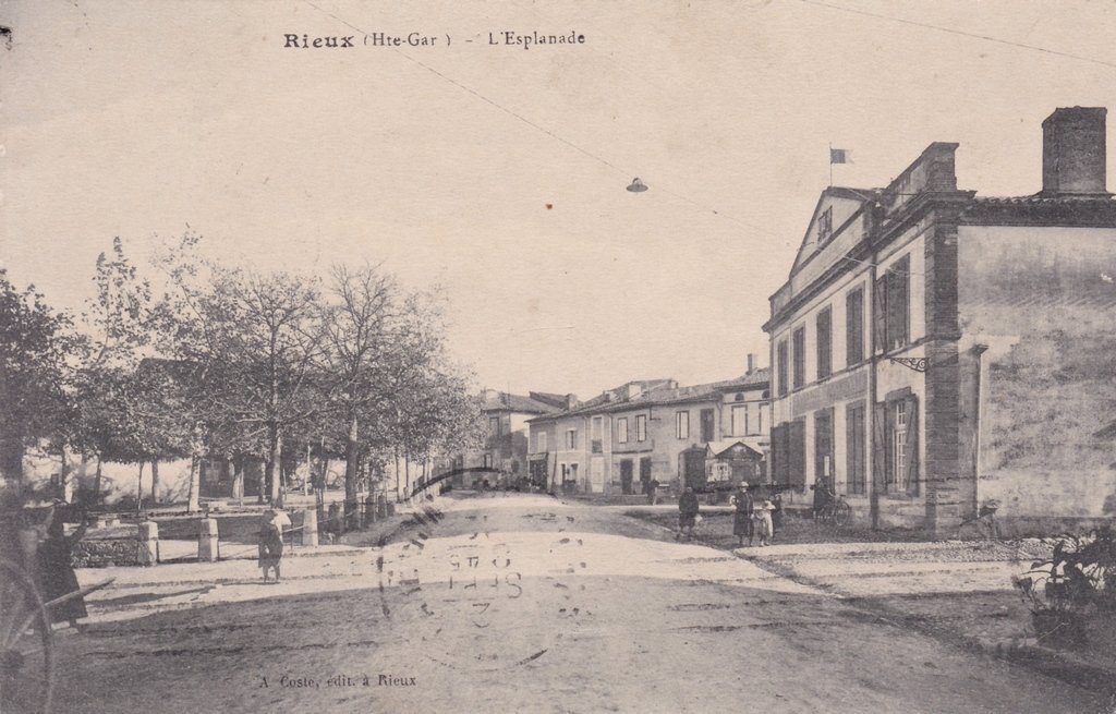 Rieux-Volvestre - L'Esplanade.jpg