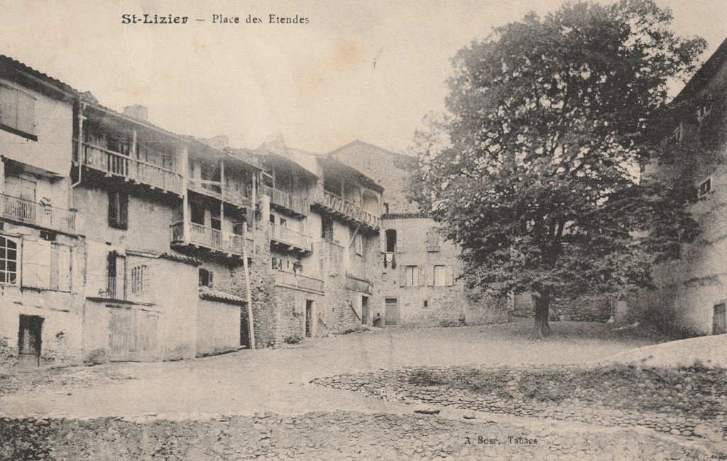 Saint-Lizier - Place des Etendes.jpg