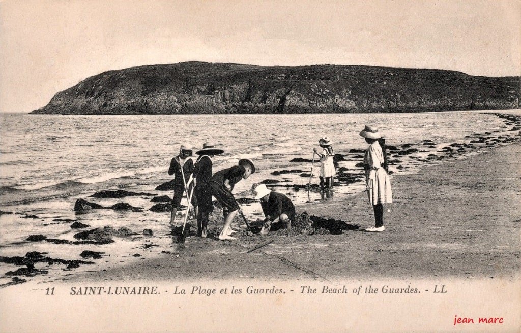 Saint-Lunaire - La Plage et les Guardes.jpg